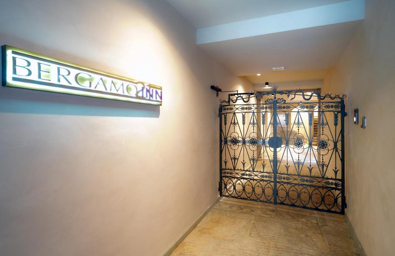 Bergamo Inn 21 المظهر الخارجي الصورة Entrance to the Bergman Center